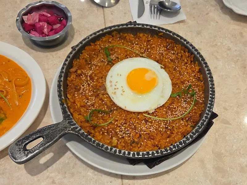 김치 볶음밥의 매콤한 향기