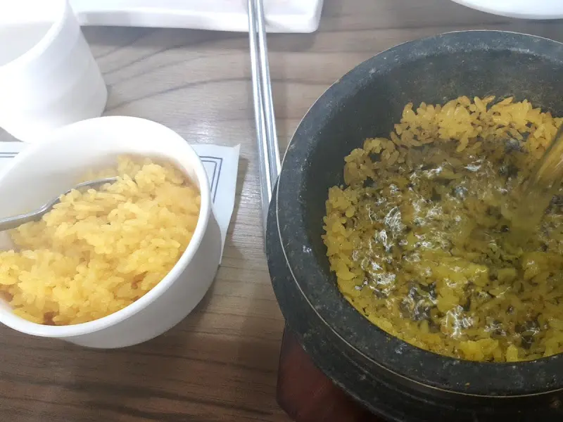 누룽지에 물을 부어 만든 숭늉