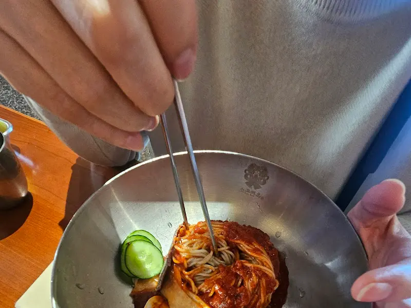 비빔냉면을 먹는 모습