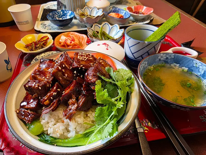 라이온 식당의 정갈한 한 상차림