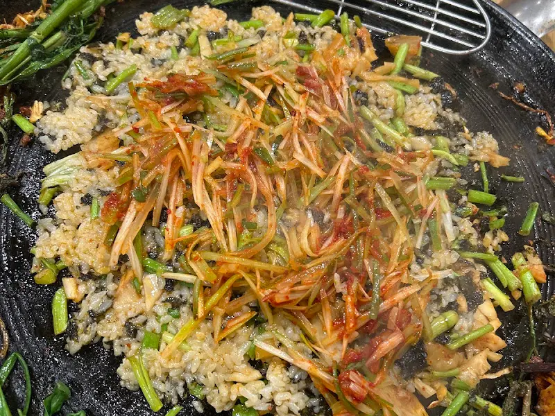 볶음밥 위에 올려진 김 가루와 대파