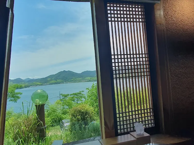 소향다원 창밖으로 보이는 바다 풍경