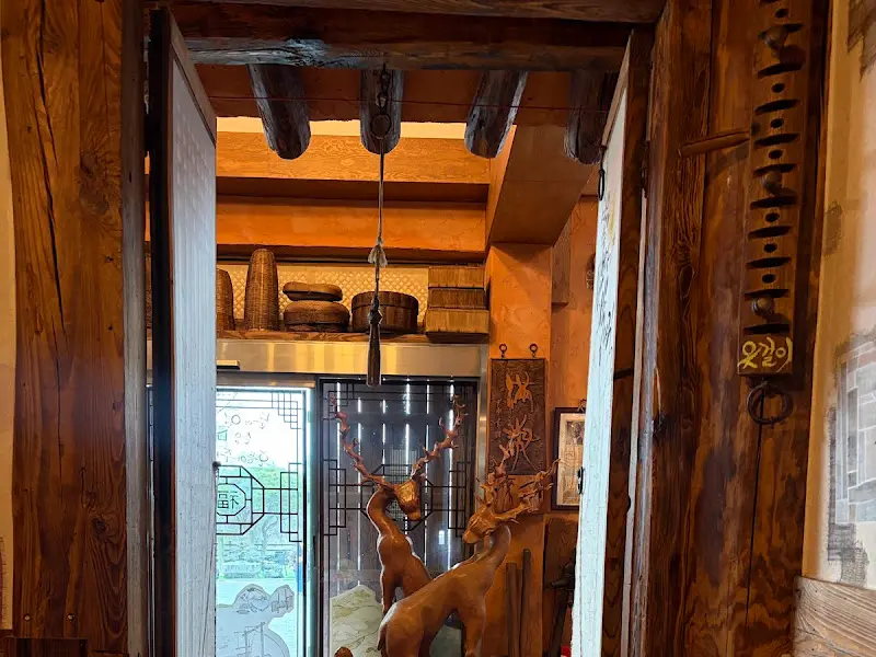 카페 내부의 아늑한 분위기를 담은 사진