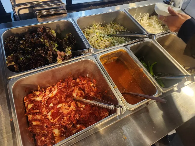 다양한 곁들임 채소와 김치