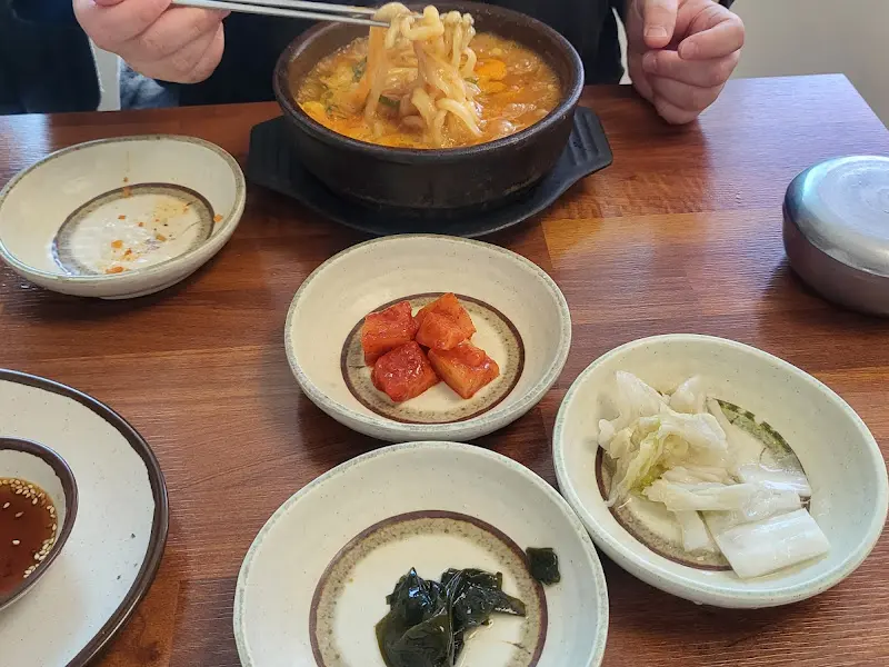 어탕칼제비 먹는 모습