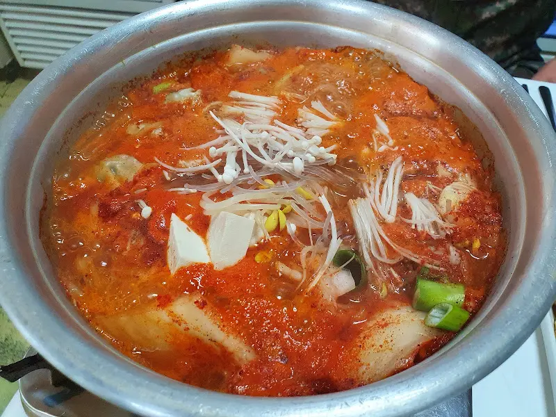 보글보글 끓는 김치찌개