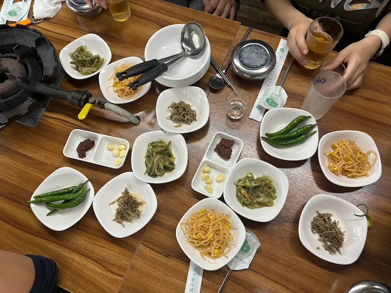 푸짐하게 차려진 밑반찬