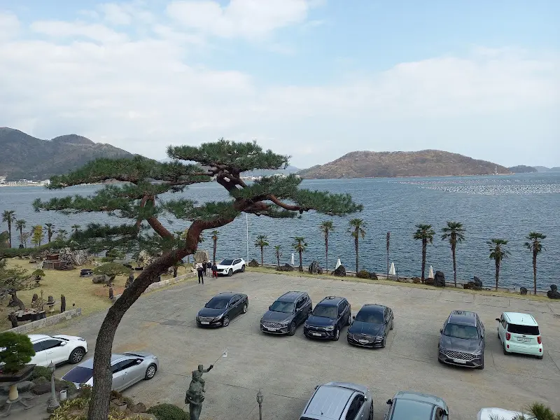 주차장에서 바라본 바다 풍경