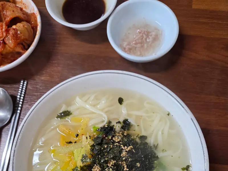 정갈하게 차려진 칼국수 한 상
