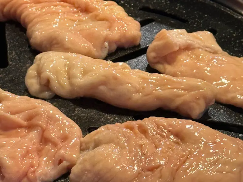 불판 위에 올려진 막창의 신선한 모습