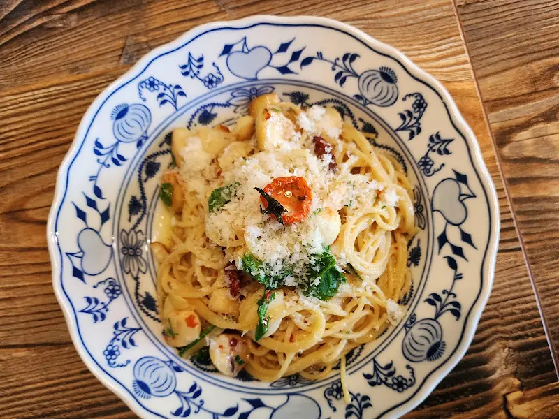 예쁜 접시에 담겨 나온 파스타