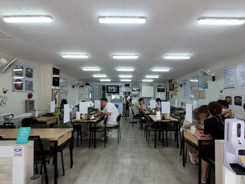 장가네 부산밀면 내부