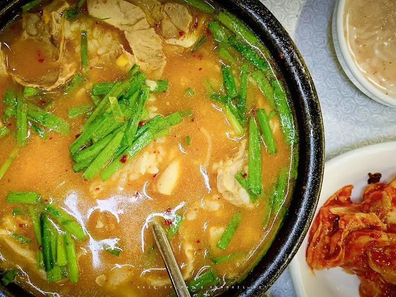 다진 양념을 푼 돼지국밥