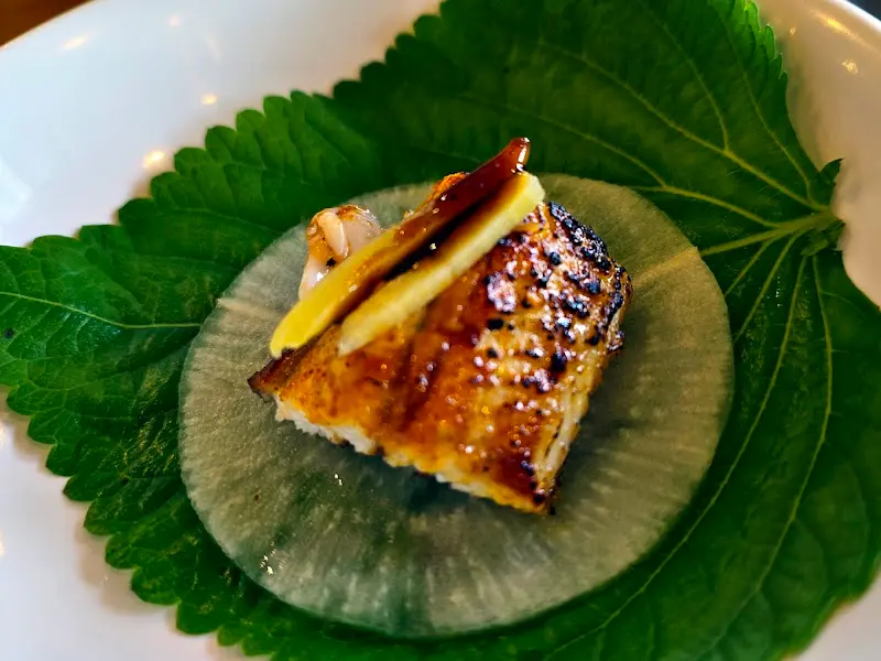 깻잎, 무, 생강채와 함께 싸 먹는 장어구이