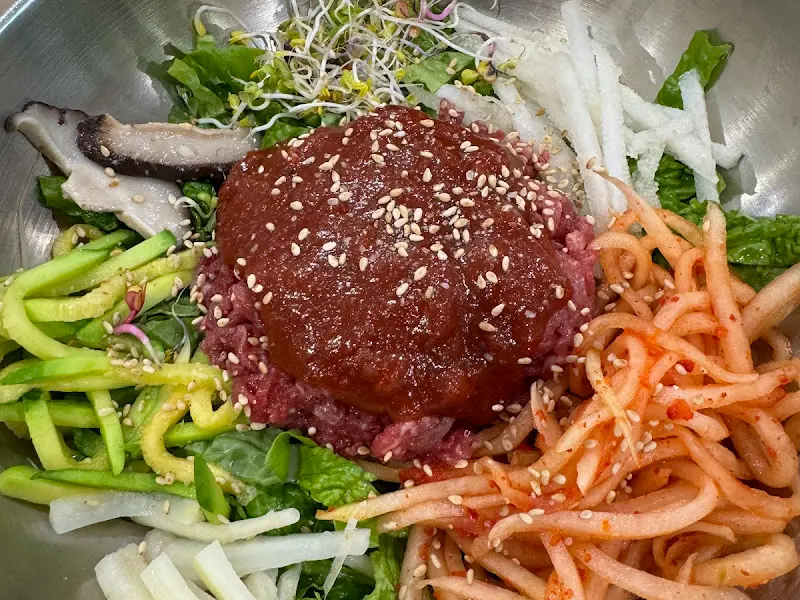 육회비빔밥 클로즈업, 육회의 신선함이 느껴진다