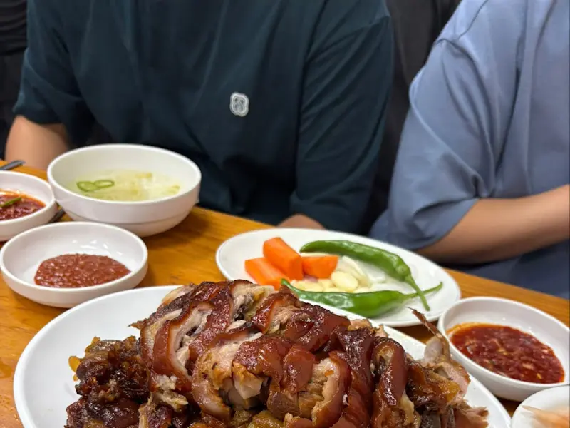 족발과 함께 놓인 쌈장, 마늘, 고추