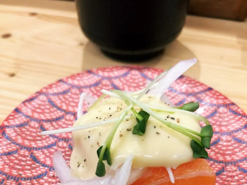 싱싱한 연어 위에 소스가 듬뿍, 연어 레몬 크림 초밥