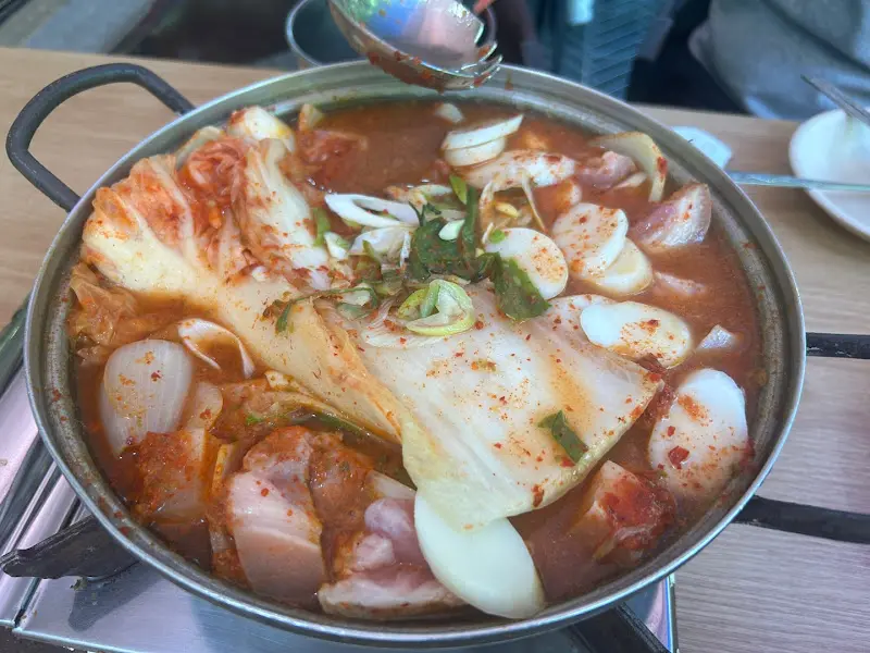 두부, 버섯, 김치가 어우러진 김치전골