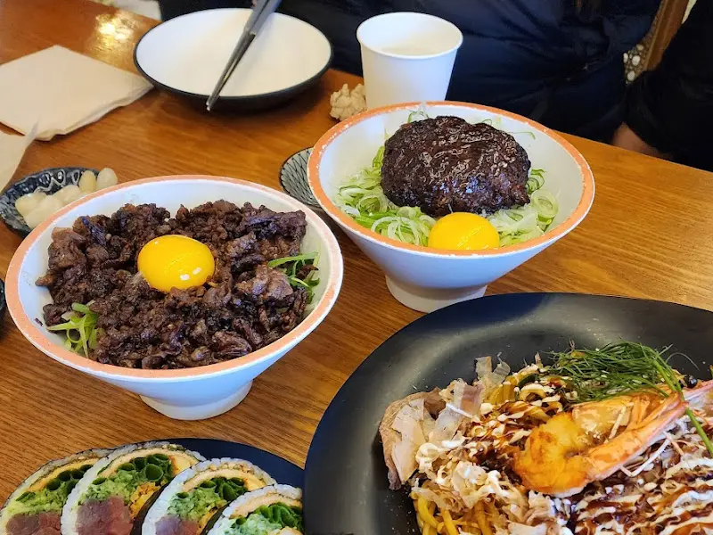 료미의 스테이크 덮밥과 후토마키