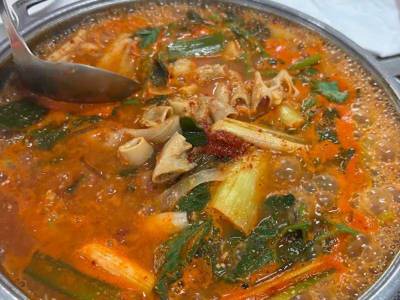 국물이 자작하게 끓고 있는 곱창전골