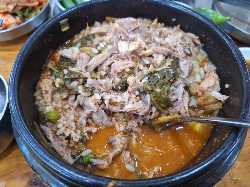 살이 가득한 뼈해장국의 모습