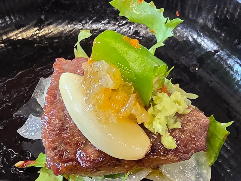 육즙 가득한 한우 한 점