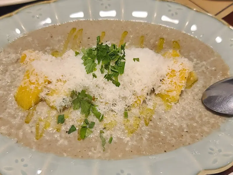 크림 소스가 듬뿍 뿌려진 뇨끼