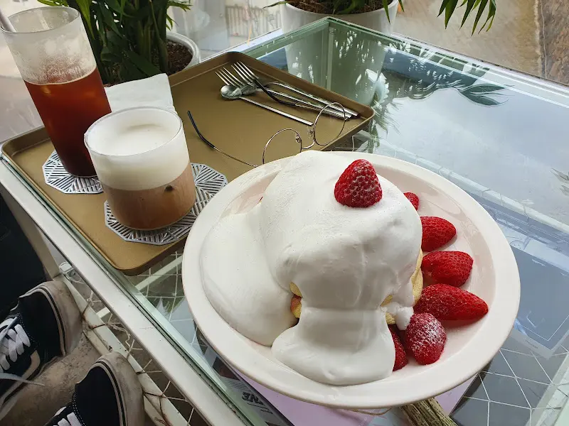 딸기 수플레 팬케이크