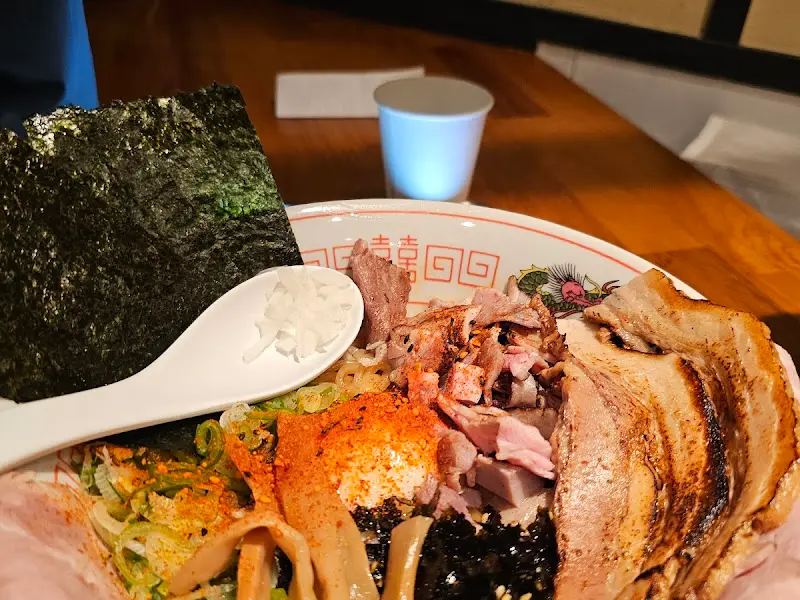 다채로운 토핑이 인상적인 멘츠루의 라멘