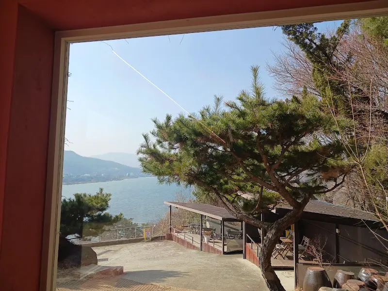 창밖으로 보이는 푸르른 남한강 뷰