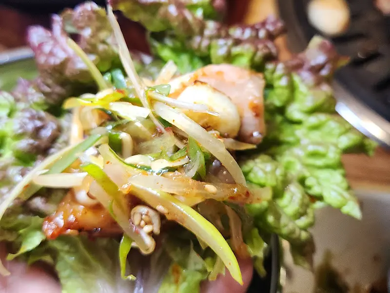 쌈 싸먹는 모습