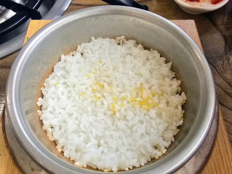 윤기가 흐르는 찰솥밥