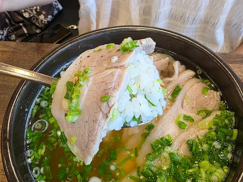 숟가락 위에 밥과 고기를 올려 먹는 모습