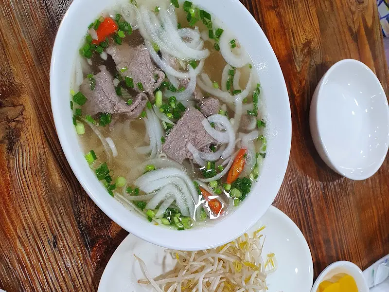 테이블 위에 놓인 쌀국수