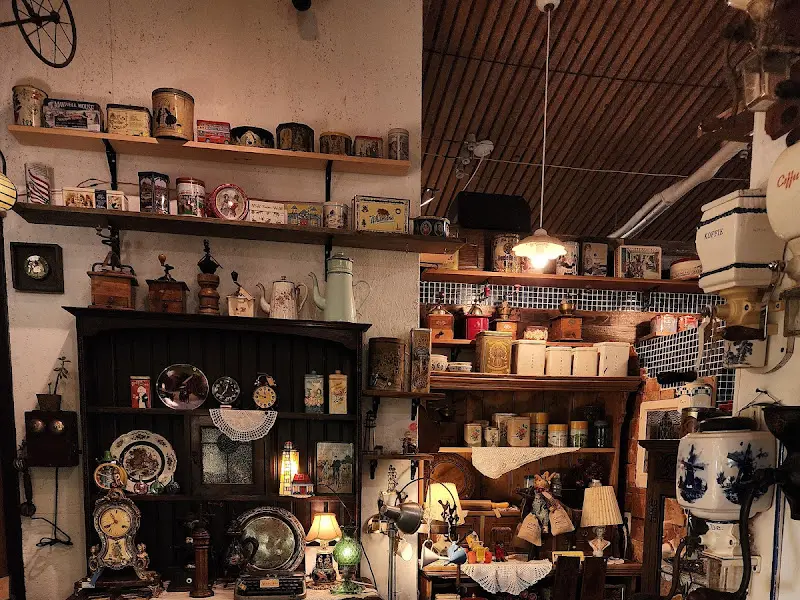 다양한 커피 그라인더가 전시된 모습