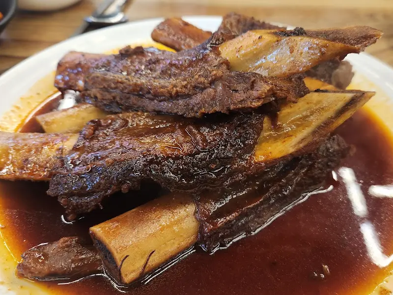 윤기가 흐르는 매콤 소갈비찜