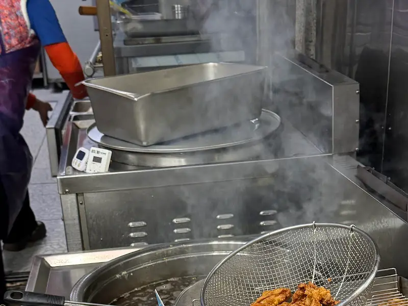 깨끗한 기름에 튀겨지는 닭강정