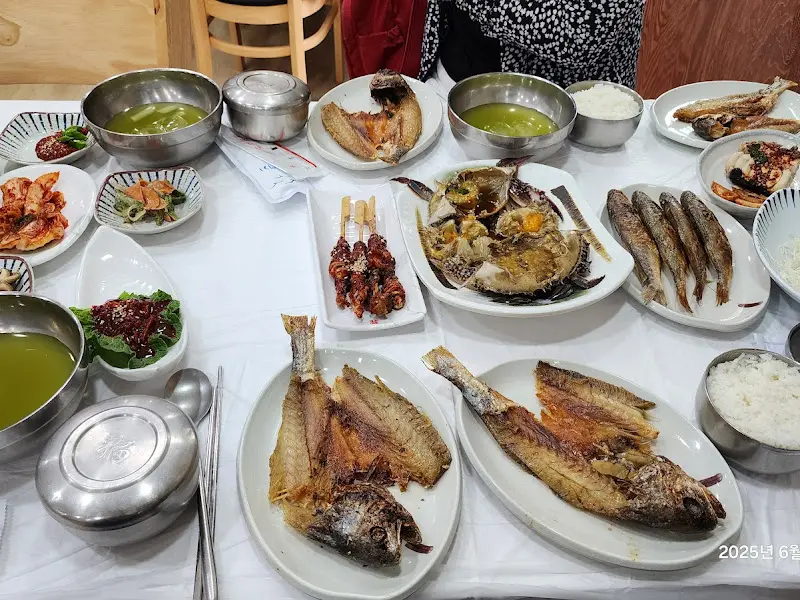 다채로운 반찬들이 가득한 테이블