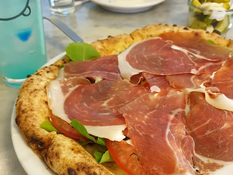 프로슈토 루꼴라 피자와 음료