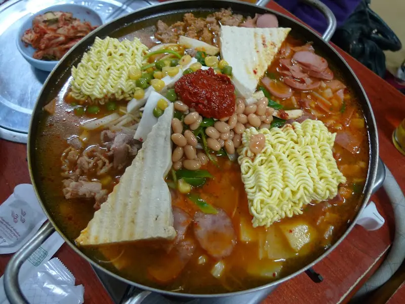 푸짐한 재료와 쫄깃한 라면 사리의 조화