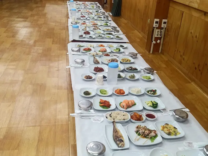 단체 손님을 위한 넓은 테이블