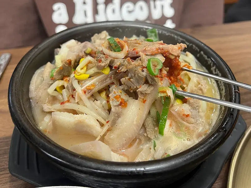 테이블 위에 놓인 국밥