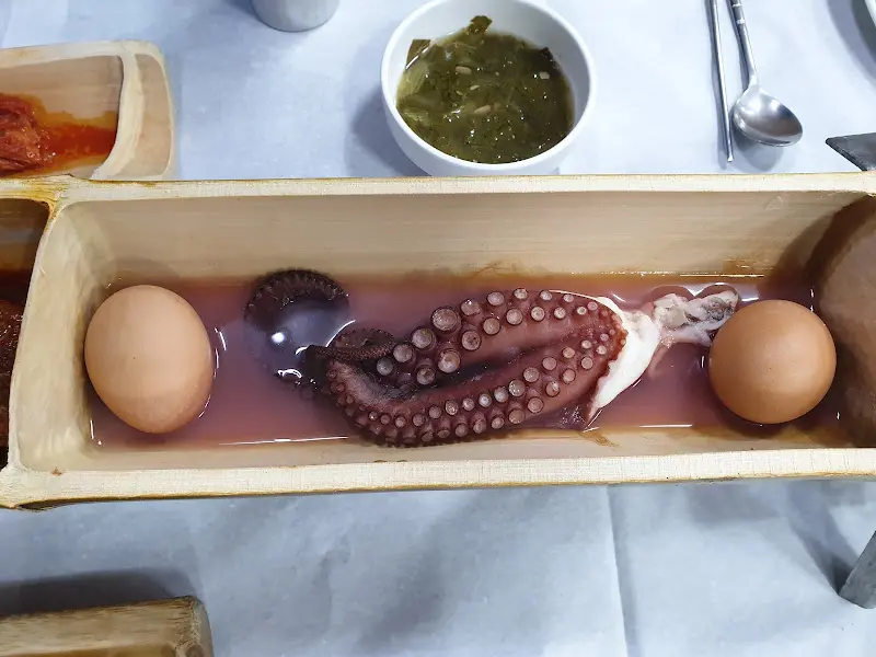 대통찜에 담겨 나오는 다양한 해산물과 육류