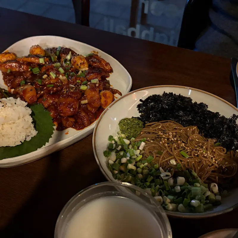 닭구이와 들기름 메밀면