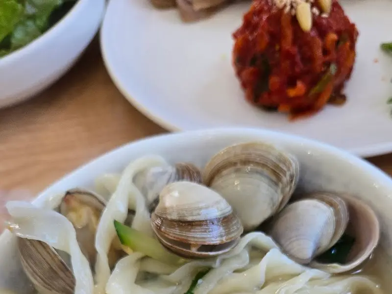 칼국수 면발과 조개