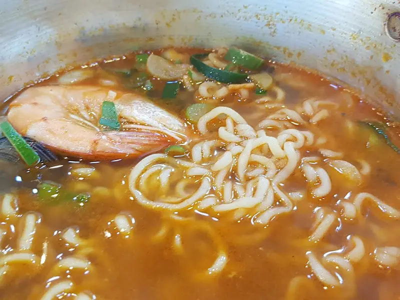 해물 라면 속 새우