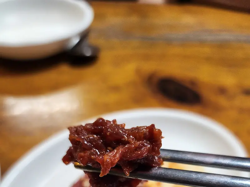 매운 양념 육회 한 점