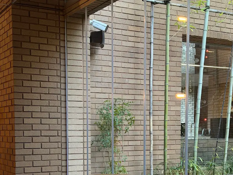 카페 외부 벽돌과 대나무