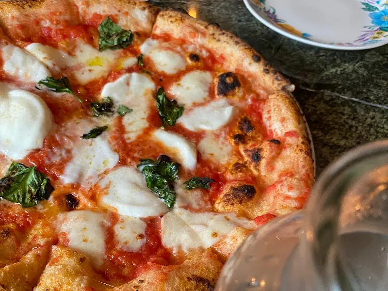 테이블 위에 놓인 피자