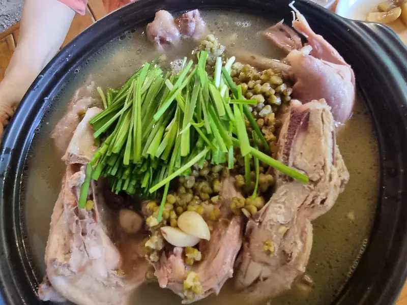 녹두와 부추가 듬뿍 들어간 닭백숙